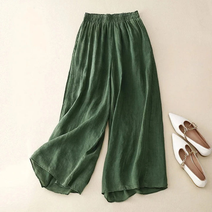 Comfortable women's loose fit trousers for relaxed spring & summer wear. Versatile casual yet elegant fashion pants.