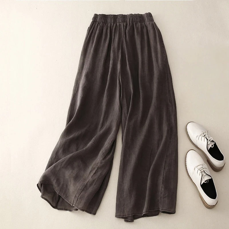 Chic women's loose pants with a comfortable relaxed fit and waistband. Stylish & versatile for everyday fashion.