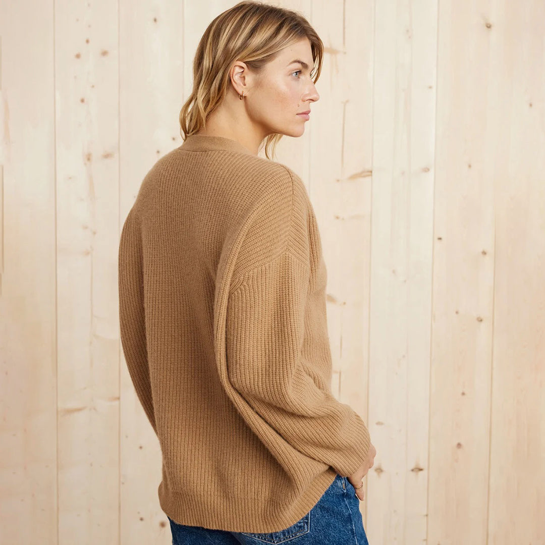 Elegant women's oversized cardigan, versatile outerwear for fashion-forward layering.