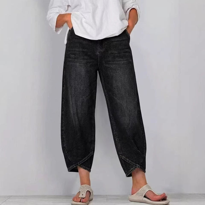 Versatile women's mid-rise barrel leg cropped jeans. Casual denim pants for fashionable everyday outfits.