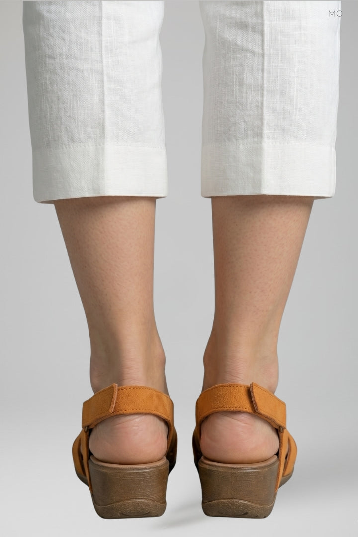 Casual women's orthopaedic sandals with adjustable straps, offering excellent arch support for daily comfort.