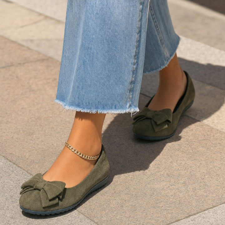 Chic women's wide fit ballet flats with orthopaedic design for everyday comfort.