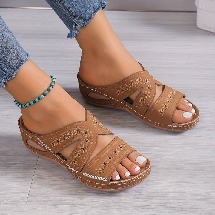 Casual women's orthopedic sandals with arch support, perfect for daily wear & summer comfort.
