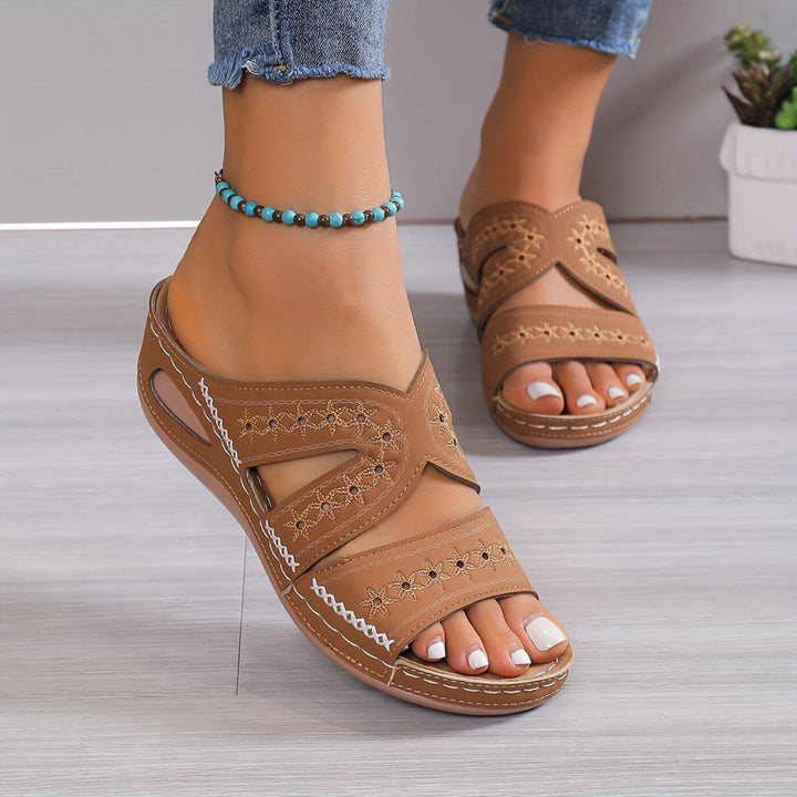 Durable women's comfort sandals, slip-resistant & orthopedic, ensuring daily wear arch support.