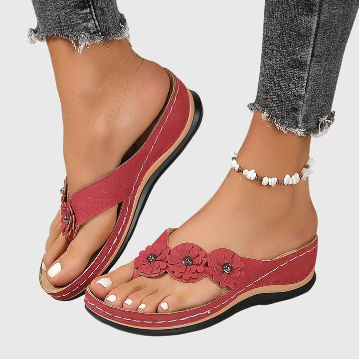 Casual women's flip flops, ergonomic design & arch support for comfortable summer walking.