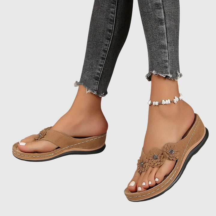 Summer women's flip flops with arch support, ergonomic design, & shock absorption for walking comfort.