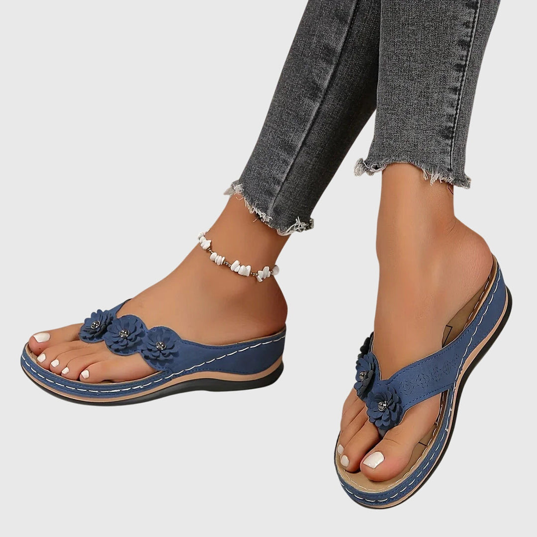 Casual women's flip flops with orthopedic arch support, perfect for comfortable summer walking shoes.