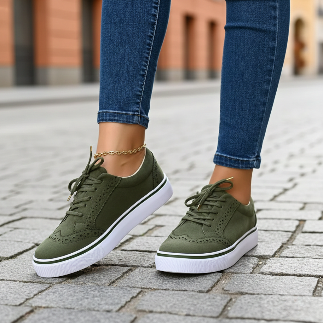 Casual women's low-top sneakers, stylish and supportive footwear for active everyday use.