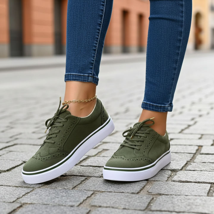 Casual women's low-top sneakers, stylish and supportive footwear for active everyday use.