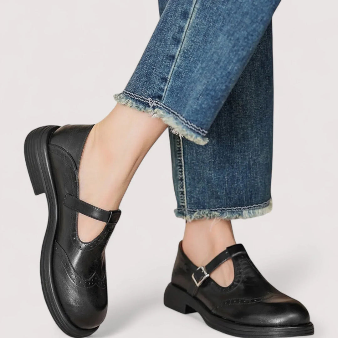 Detail of the orthopedic arch support in women's comfort Mary Jane shoes, ideal for walking.