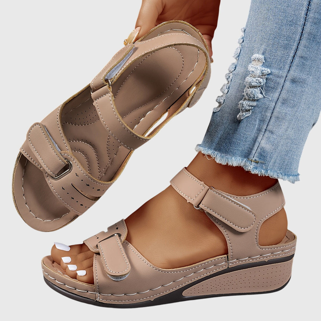 Casual summer platform sandals for women, supportive ergonomic design, buckle strap.