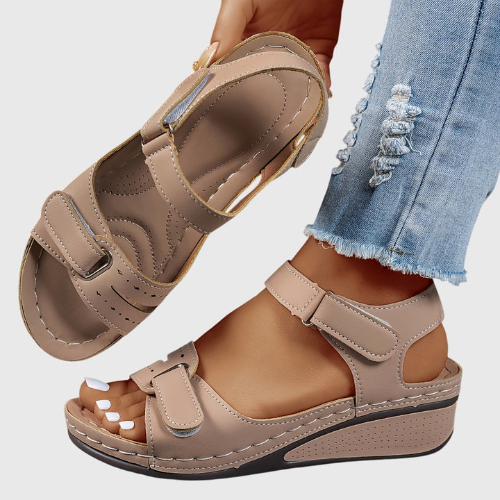 Casual summer platform sandals for women, supportive ergonomic design, buckle strap.