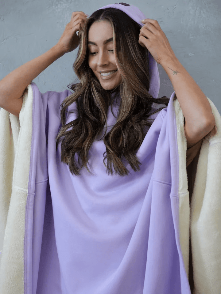 Relaxation gift: Women's calming blanket hoodie, cozy and anti-stress wear.