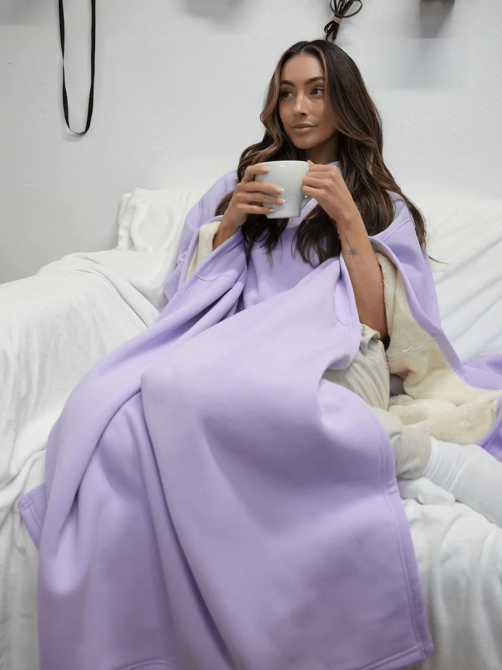 Plush anti-stress women's hoodie, soft feel for home relaxation and warmth.