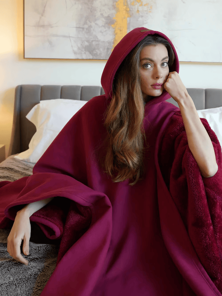 Warm women's oversize hoodie, cozy comfort for anti-stress lounging.