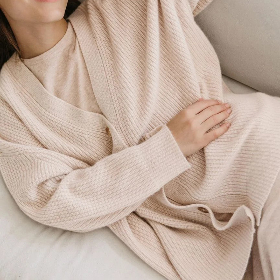 Everyday comfort women's oversized sweater, a stylish long-sleeve button-up for versatile wear.