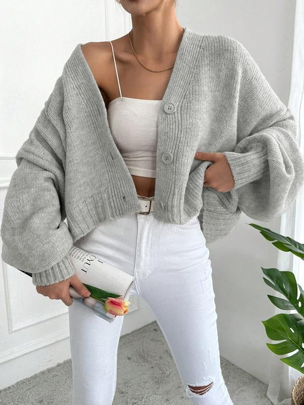 Stylish women's knitwear: an oversized chunky cardigan in a versatile wool blend for winter.