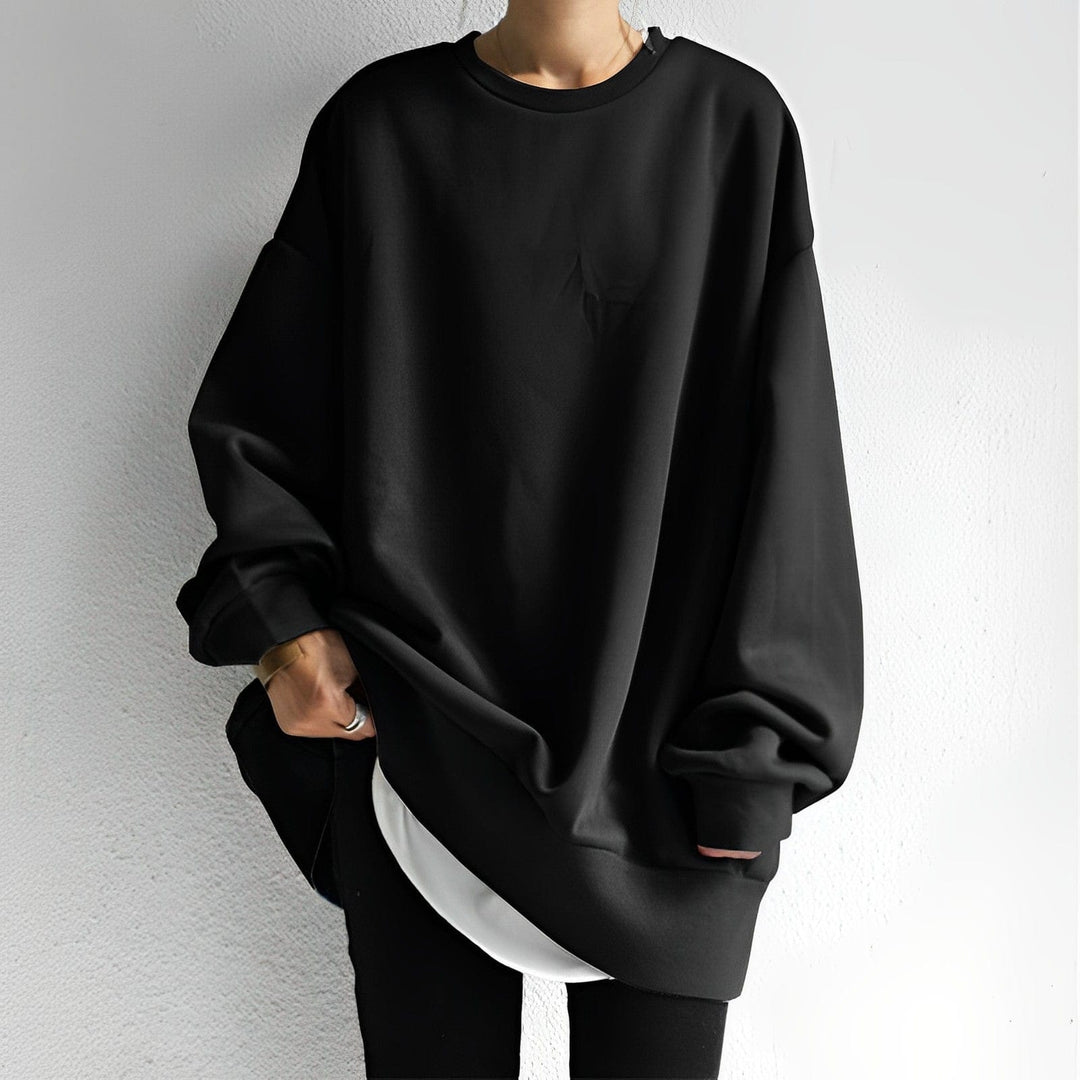 Cozy women's oversized sweatshirt, ideal for comfortable casual wear and loungewear.