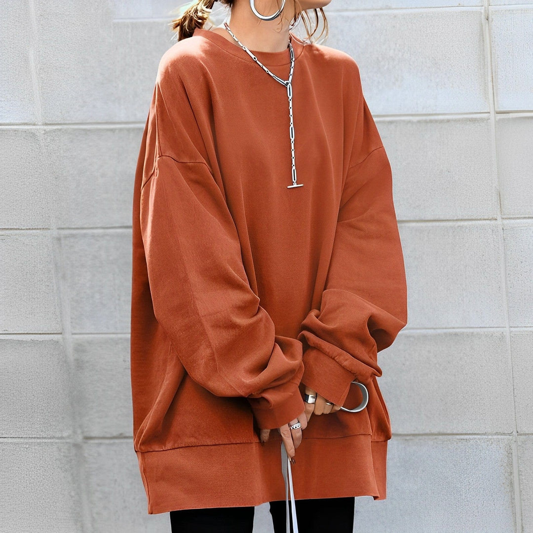 Chic women's oversized sweatshirt, perfect for fall fashion and cozy winter style. Casual everyday apparel.