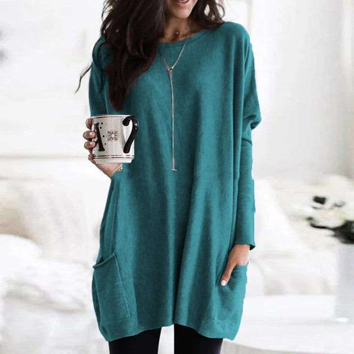 Essential women's oversized tunic top with pockets, providing a comfortable long sleeve, relaxed fit for daily wear.
