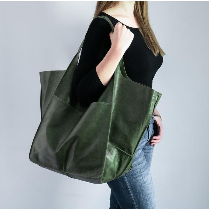 Women's cross body bag: oversized vintage leather style, versatile as a shoulder bag.