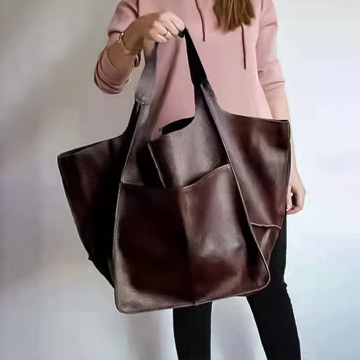 Spacious red women's weekend bag, ideal for stylish and practical travel.