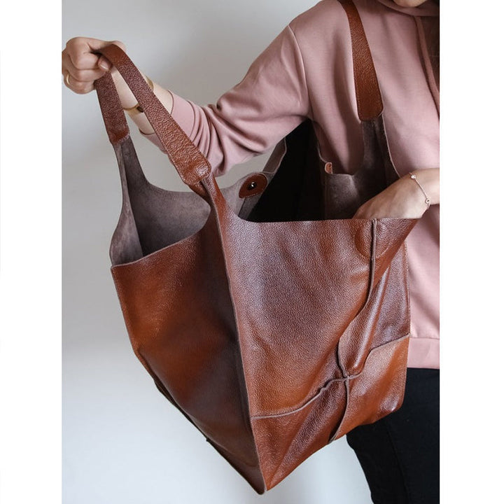 Premium oversized women's travel bag, ideal for elegant weekend trips.