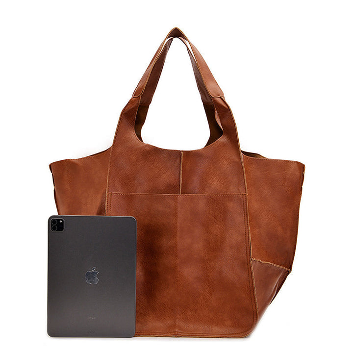 Green women's travel bag, spacious and chic for all your adventures.
