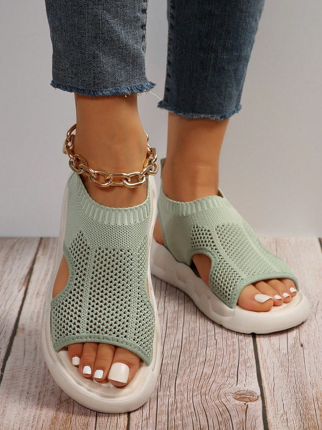 Women's platform open toe slip-on sandals for lightweight, comfortable casual summer walking.