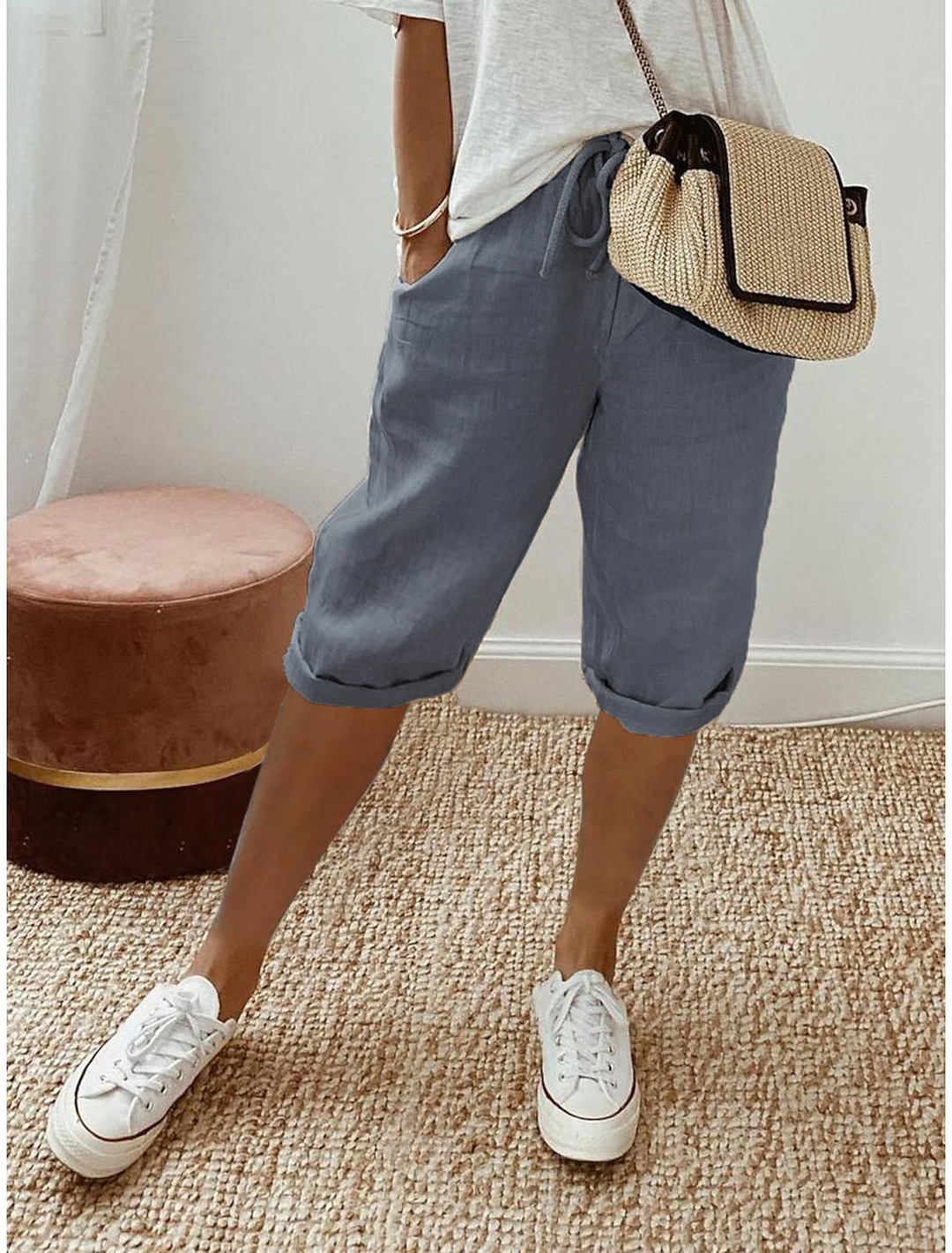 Versatile women's capri trousers, relaxed fit, elastic waist, mid-calf length, for casual wear.