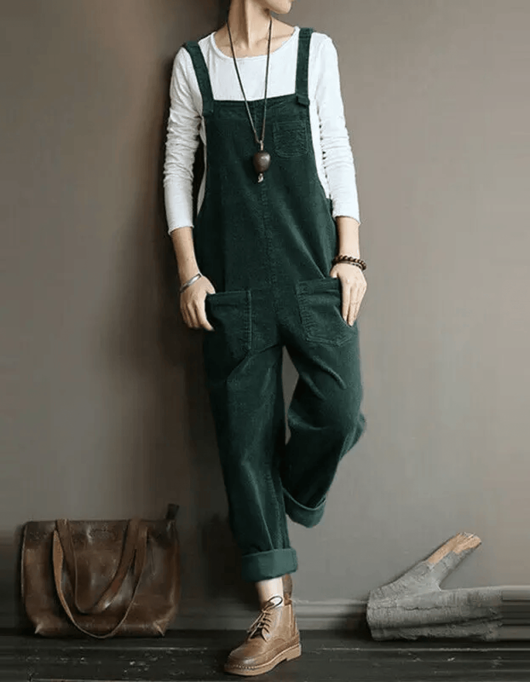Casual women's dungaree jumpsuit, ideal for autumn/winter. Relaxed fit, wide leg, adjustable straps & front pockets.