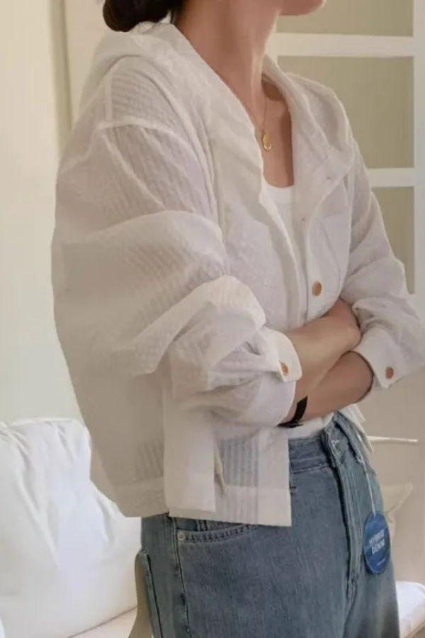 Comfortable women's long-sleeve hooded blouse, perfect for versatile everyday summer fashion. Relaxed fit.
