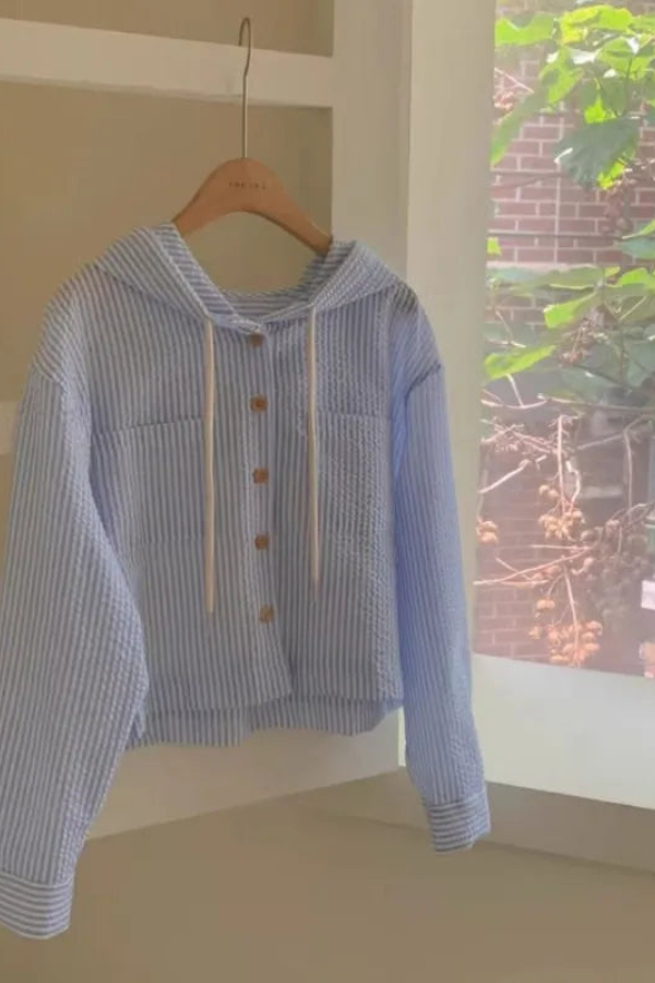 Loose women's hooded long-sleeve blouse in a relaxed fit, ideal for casual summer wear and everyday fashion.