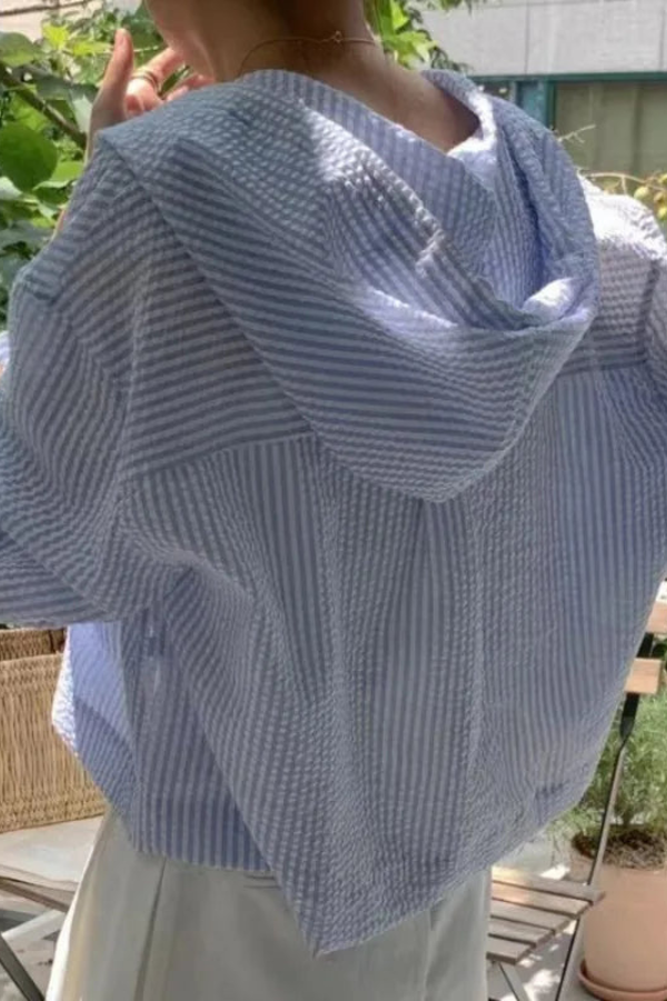Effortless women's summer style: a relaxed hooded blouse for casual wear. Comfortable, versatile long-sleeve top.