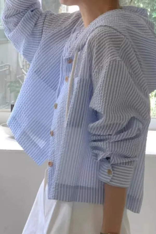 Chic women's relaxed hooded blouse, offering a comfortable, loose fit for stylish summer and everyday fashion.