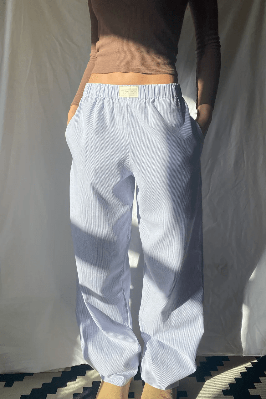 Lightweight women's lounge trousers with relaxed fit & elastic waist, made from soft, comfortable fabric for casual style.