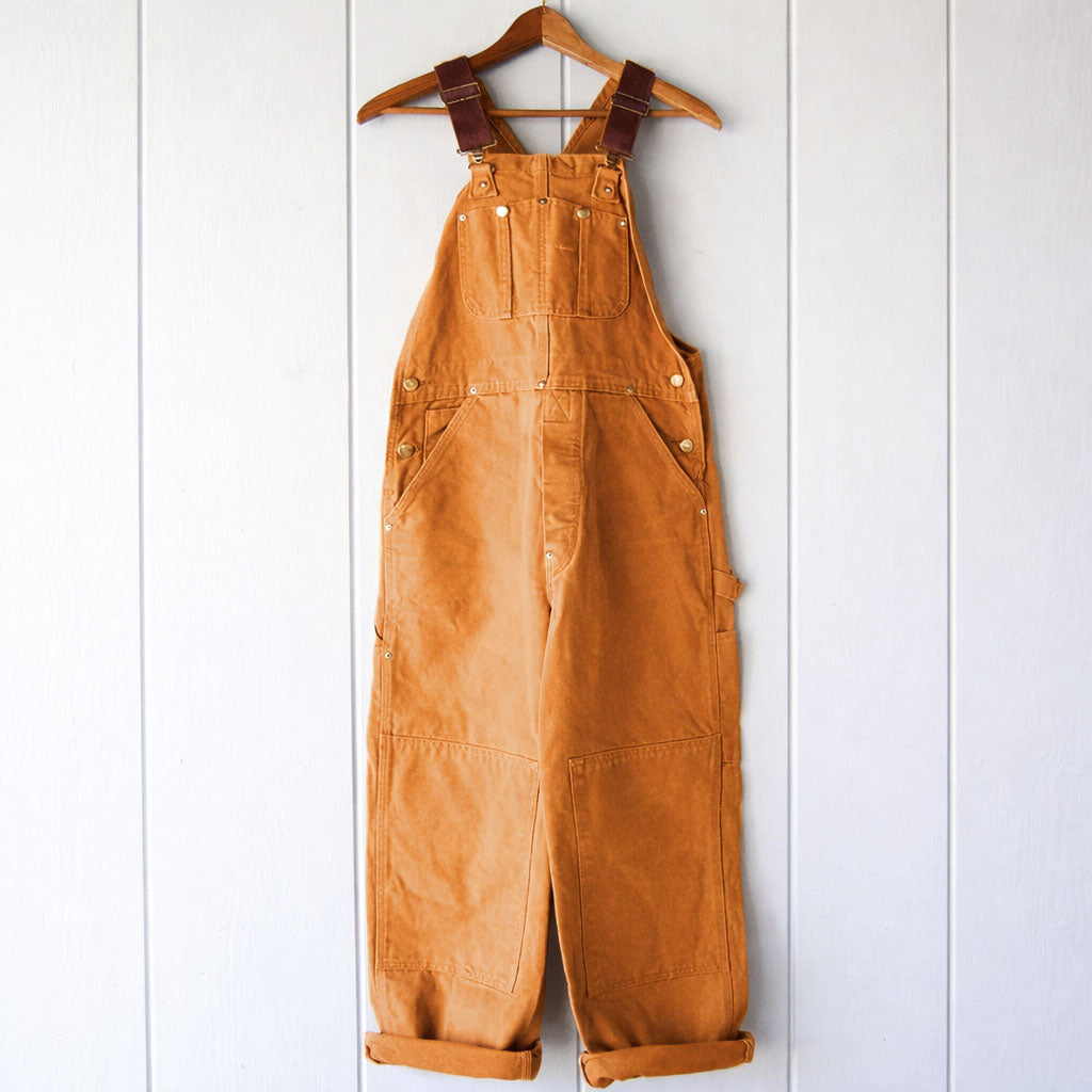 Women's relaxed fit overalls in a casual style, perfect for everyday wear. Comfortable, sleeveless jumpsuit.