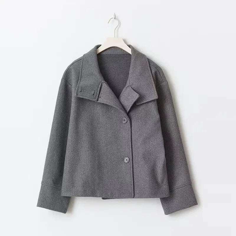 Chic women's short coat: relaxed fit, high neck, & button closure. A must-have versatile jacket for everyday fall fashion.