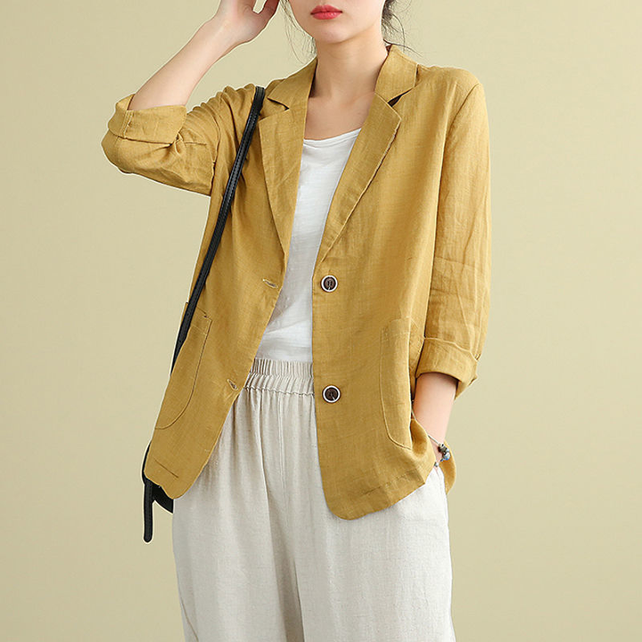 Versatile women's casual blazer, single-breasted and relaxed, ideal for effortless summer style and smart outfits.