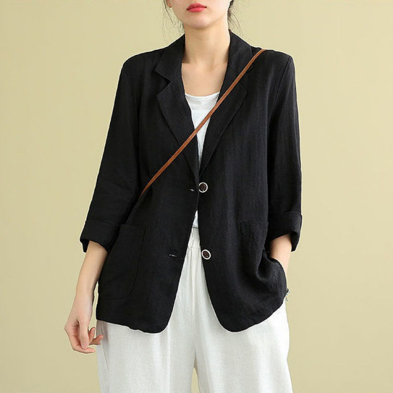 Chic women's casual blazer with a relaxed fit, single-breasted design for a modern, effortless spring/summer look.