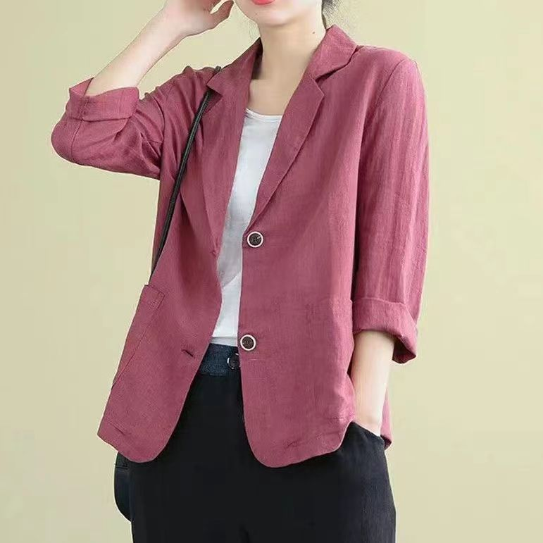 Stylish women's relaxed single-breasted blazer, a versatile piece for spring fashion, effortlessly elevating casual outfits.