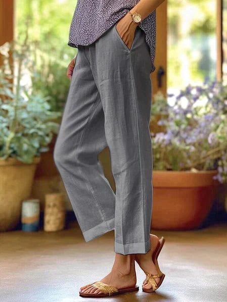 Stylish women's straight-leg casual pants in a relaxed fit, featuring functional side pockets for modern fashion.