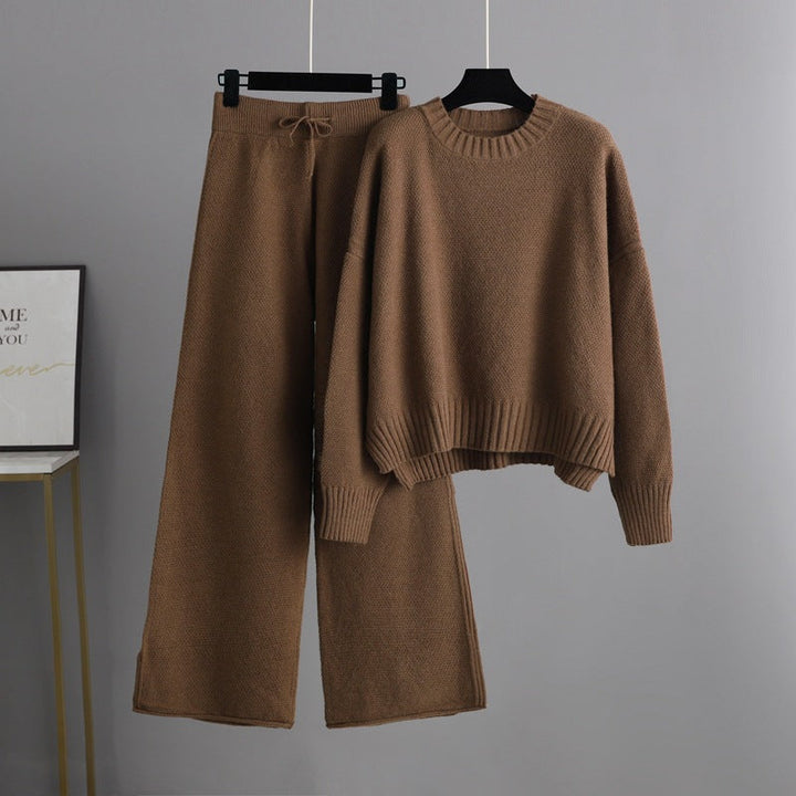 Comfortable women's two-piece lounge set. Relaxed fit cropped top & wide leg pants for casual or versatile wear.