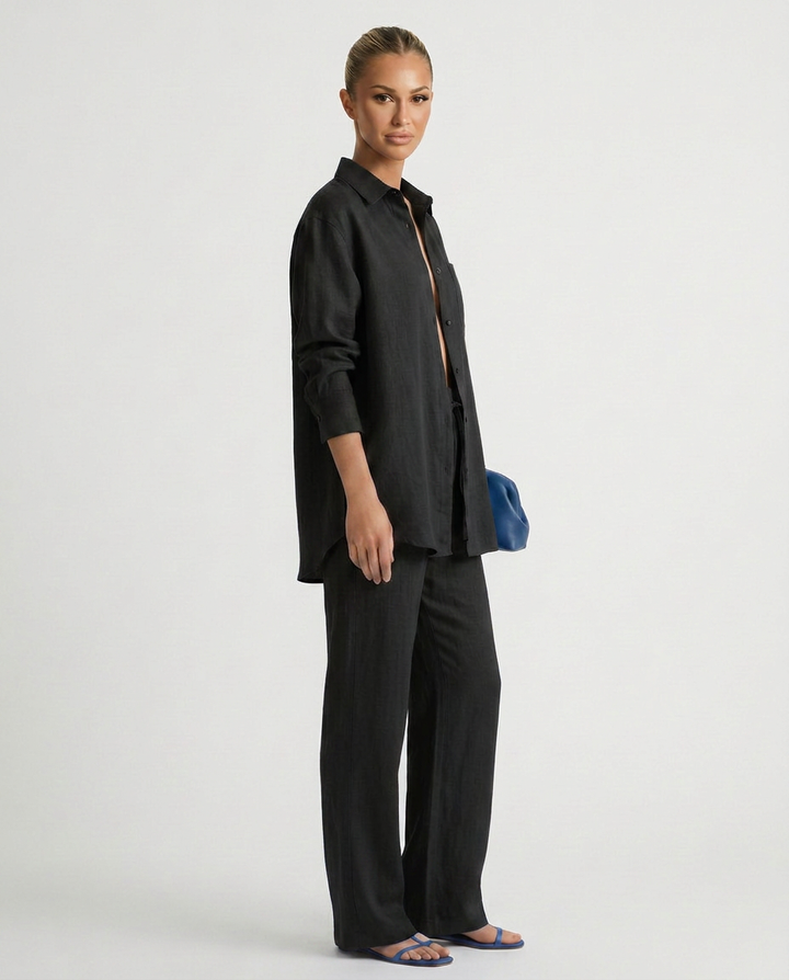 Women's spring fashion: a relaxed two-piece lounge set, perfect for comfortable everyday style.