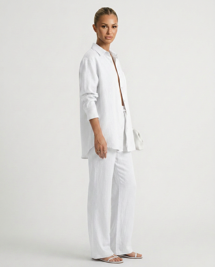 Effortless women's summer outfit: a relaxed two-piece lounge set for ultimate comfort and style.