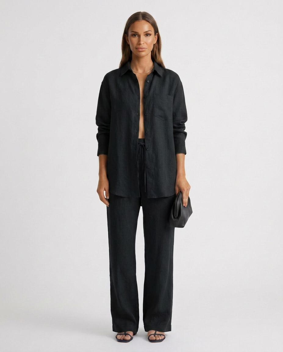 Modern women's lounge set with a relaxed fit, a two-piece outfit for effortless comfort.