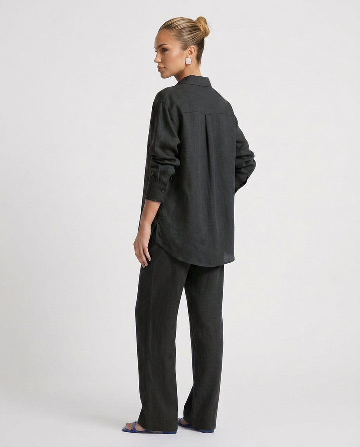 Chic women's two-piece casual outfit, a relaxed matching set for versatile everyday fashion.