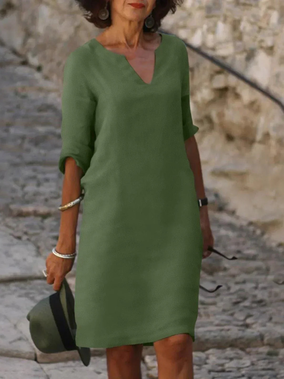 Comfortable women's relaxed V-neck midi dress with 3/4 sleeves & convenient pockets. Ideal for travel.