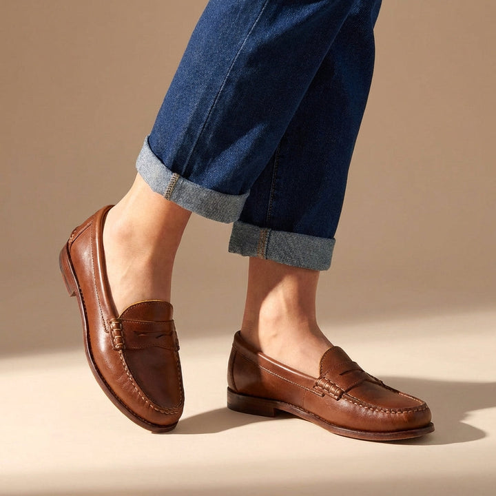 Women's retro flat loafers in classic black, perfect for everyday style and comfort. Timeless slip-on design.