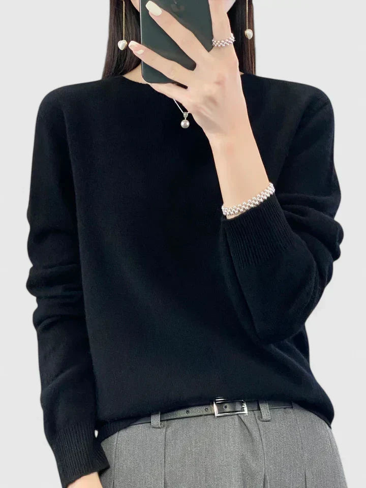 Cozy women's crewneck pullover sweater, soft knit ideal for relaxed everyday comfort.